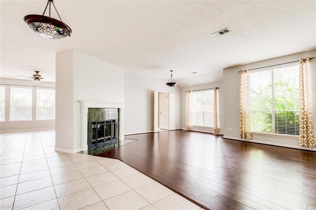 Building Photo - 4926 Linden Pl