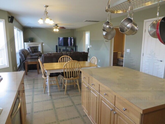Building Photo - Gorgeous 4 bedroom House in a highly desir...