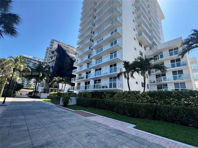 Building Photo - 2457 Collins Ave