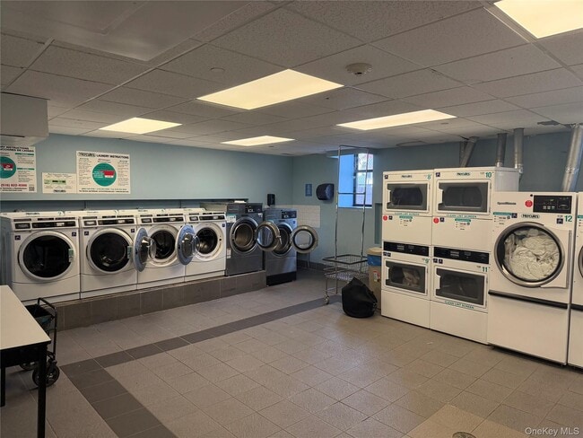 Building Photo - 25 W Broadway