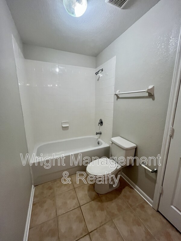 Building Photo - 8202 Downpatrick Ct