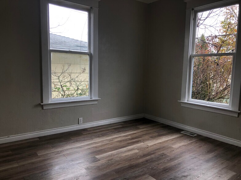 Building Photo - 5410 NE 32nd Pl.