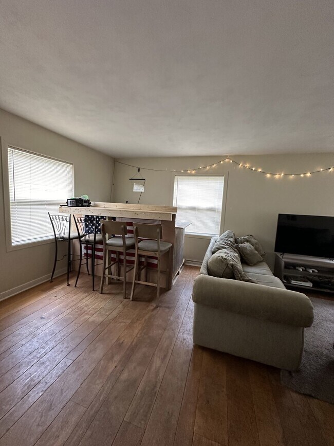 Building Photo - Exciting 3 Bed 1 & 1/2 Bath close to UWEC!