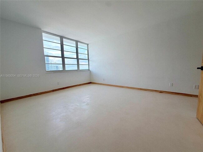 Building Photo - 100 Lincoln Rd