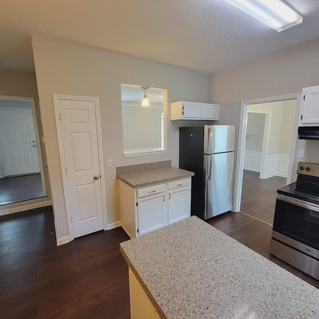 Building Photo - Steel Creek Area! Traditional 4BR/2.5BR Ho...