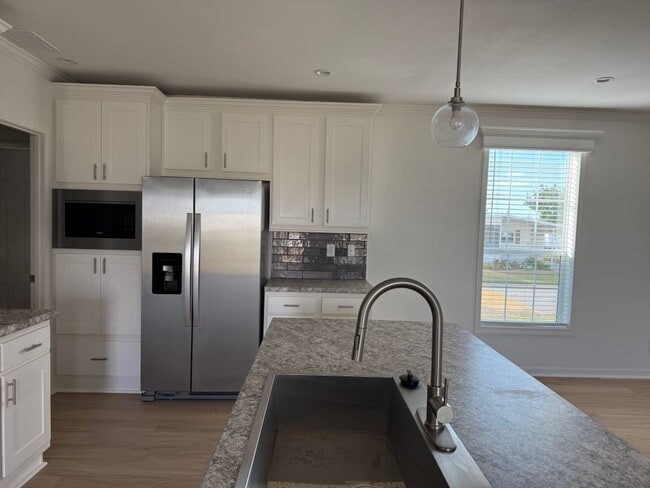 Building Photo - 3808 Sunset Dr