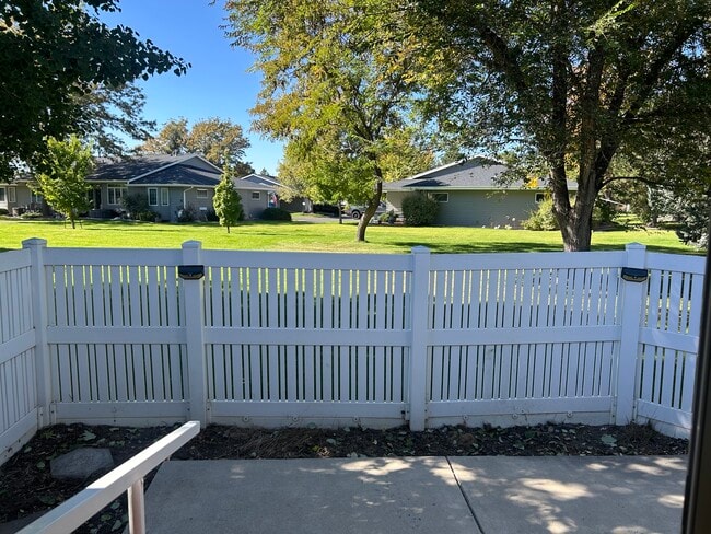 Enclosed patio - 3716 Decathlon Pky