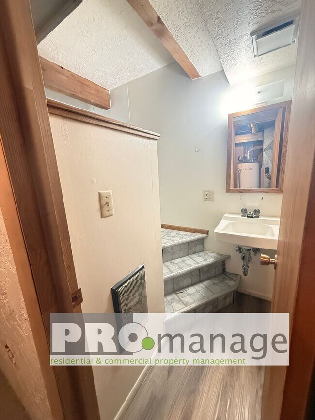 Building Photo - Single family home with yard