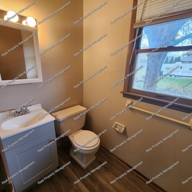 Building Photo - 2 Bedroom Townhome