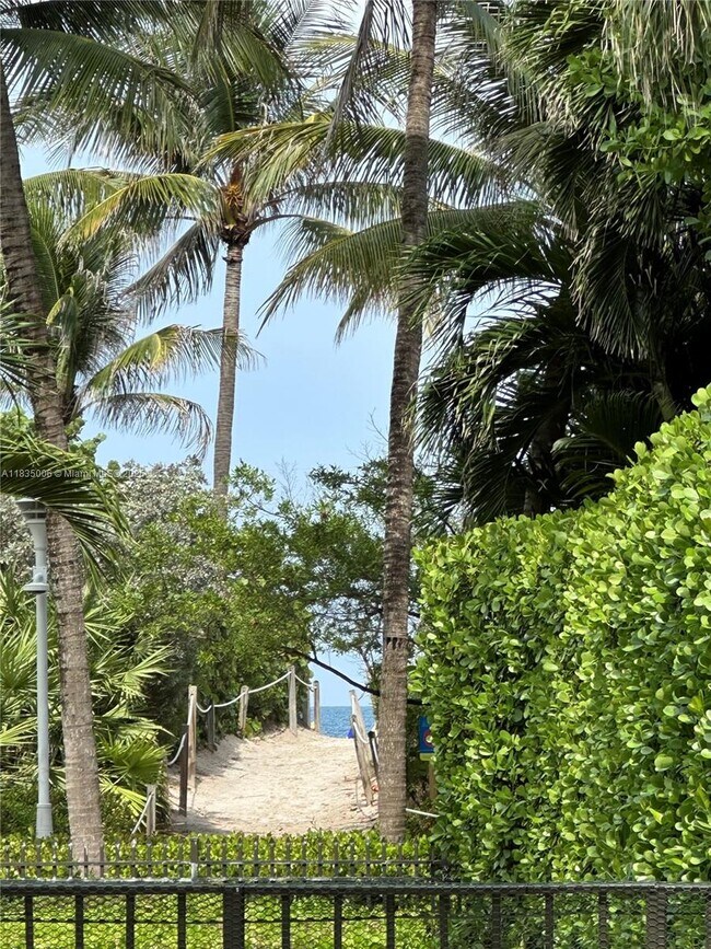 Building Photo - 1621 Collins Ave