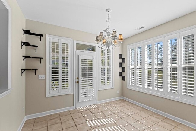 Building Photo - Hampstead Cutie! Backs up to Golf Course!