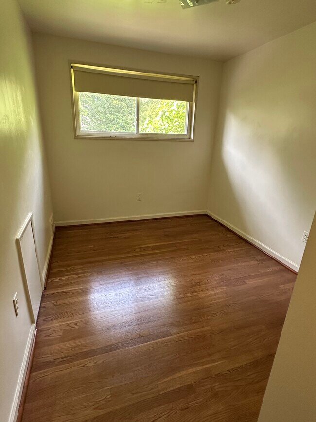 Building Photo - 7605 Wellesley Dr