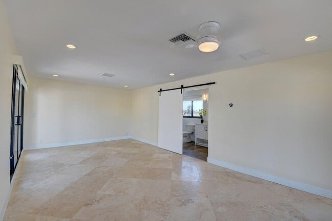 Building Photo - 1121 Bel Air Dr