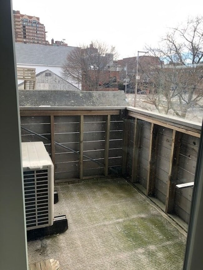 Building Photo - 1BR/1BA Available Now!! Partially Furnished - Great Portland Location!!