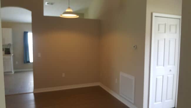 Building Photo - 3 bedroom 2 bath home