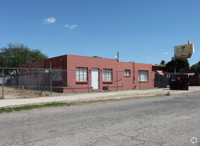 Building Photo - Silver Saddle