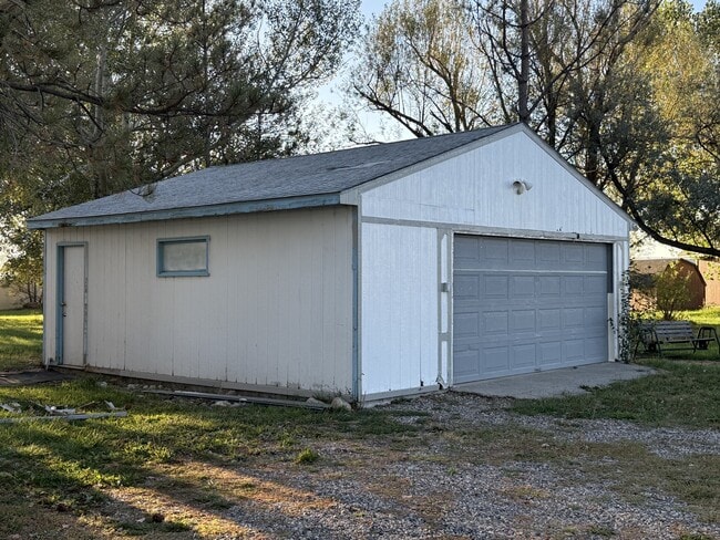 Building Photo - 758 W G Rd