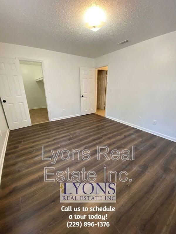 Building Photo - 1022 S Gordon Ave