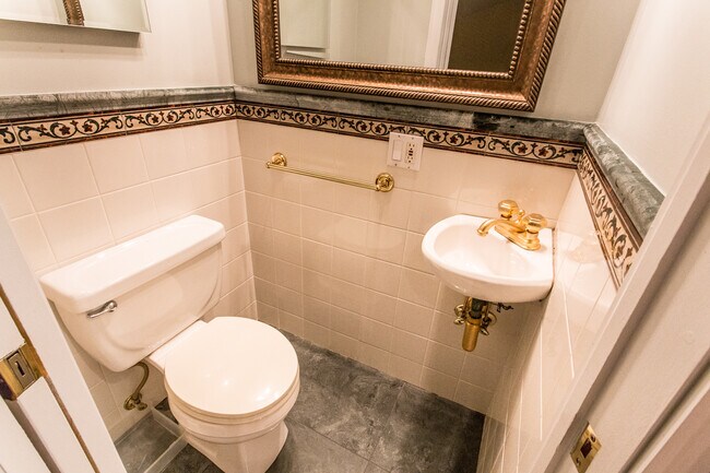 Building Photo - 161 Greenway S