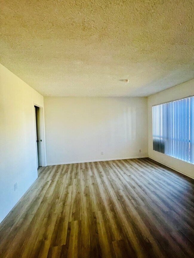 Building Photo - Charming 2-Bedroom, 1.75-Bathroom Unit with Garage, Patio & Community Amenities!