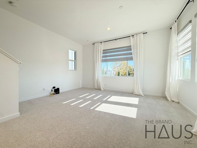 Building Photo - Modern Farmhouse-Style 2Bed 2.5Bath Twenty8 Walk Gated Community