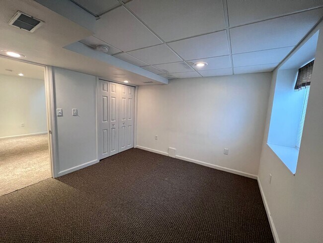 Building Photo - 5 Bedroom home on the NE side of Grand Rapids