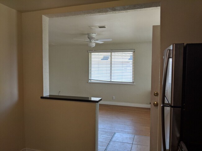 Building Photo - West Wash Park 2/1 Lots of Light, Mountain View and Reserved Parking!!