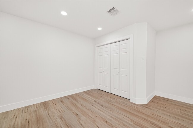 Building Photo - 6615 W Montgomery Rd