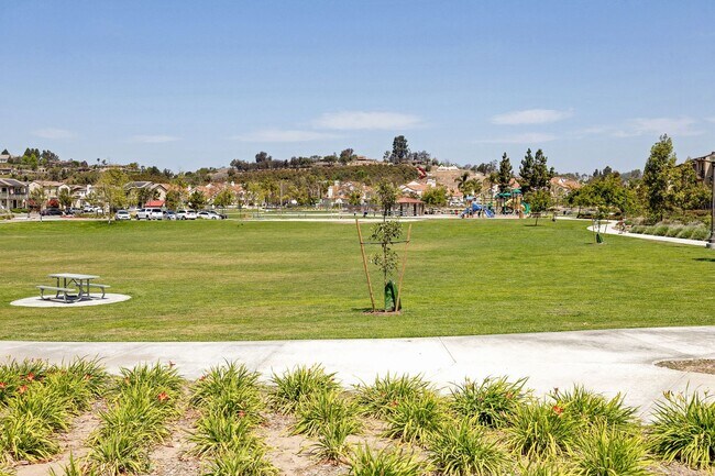 Building Photo - 3-Bed + 3.5-Bath Townhouse | Springville | Camarillo | Unfurnished