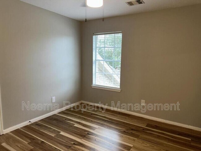 Building Photo - 3230 Vanity Dr