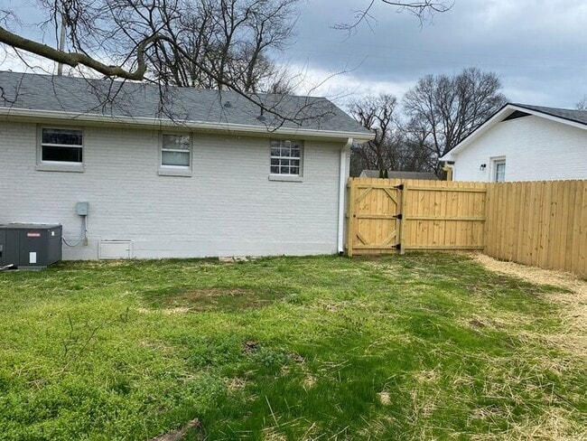 Building Photo - Cute Renovated 2 Bedroom Duplex in East Nashville!