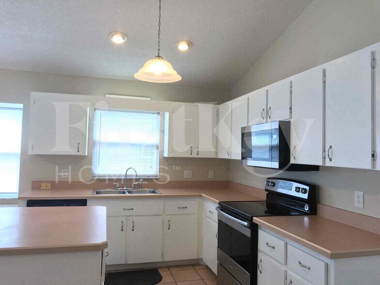 Building Photo - 601 Celito Dr