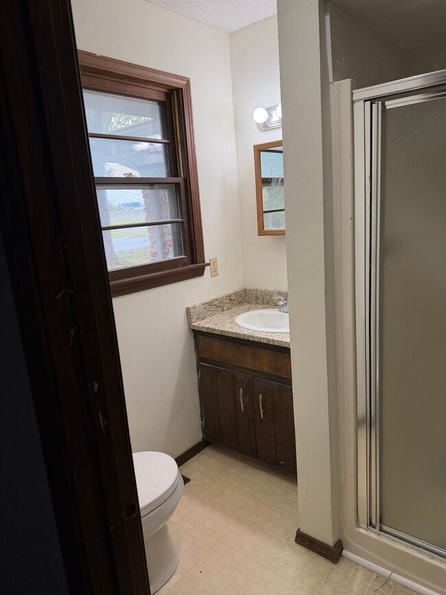 Building Photo - Newly updated 3 bedroom house with fenced ...