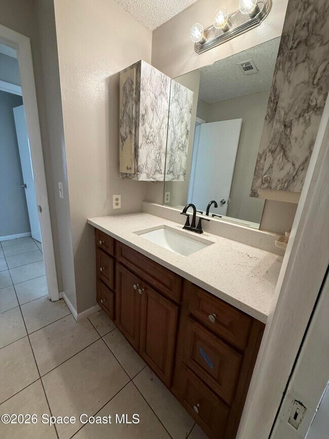 Building Photo - 324 Bay Ave