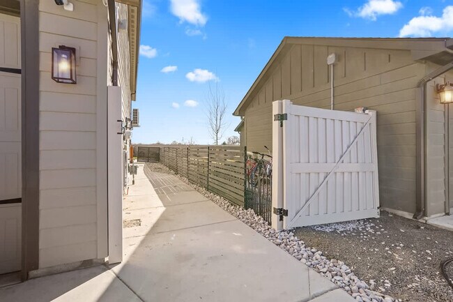 Building Photo - 304 Cliff Swallow Ave