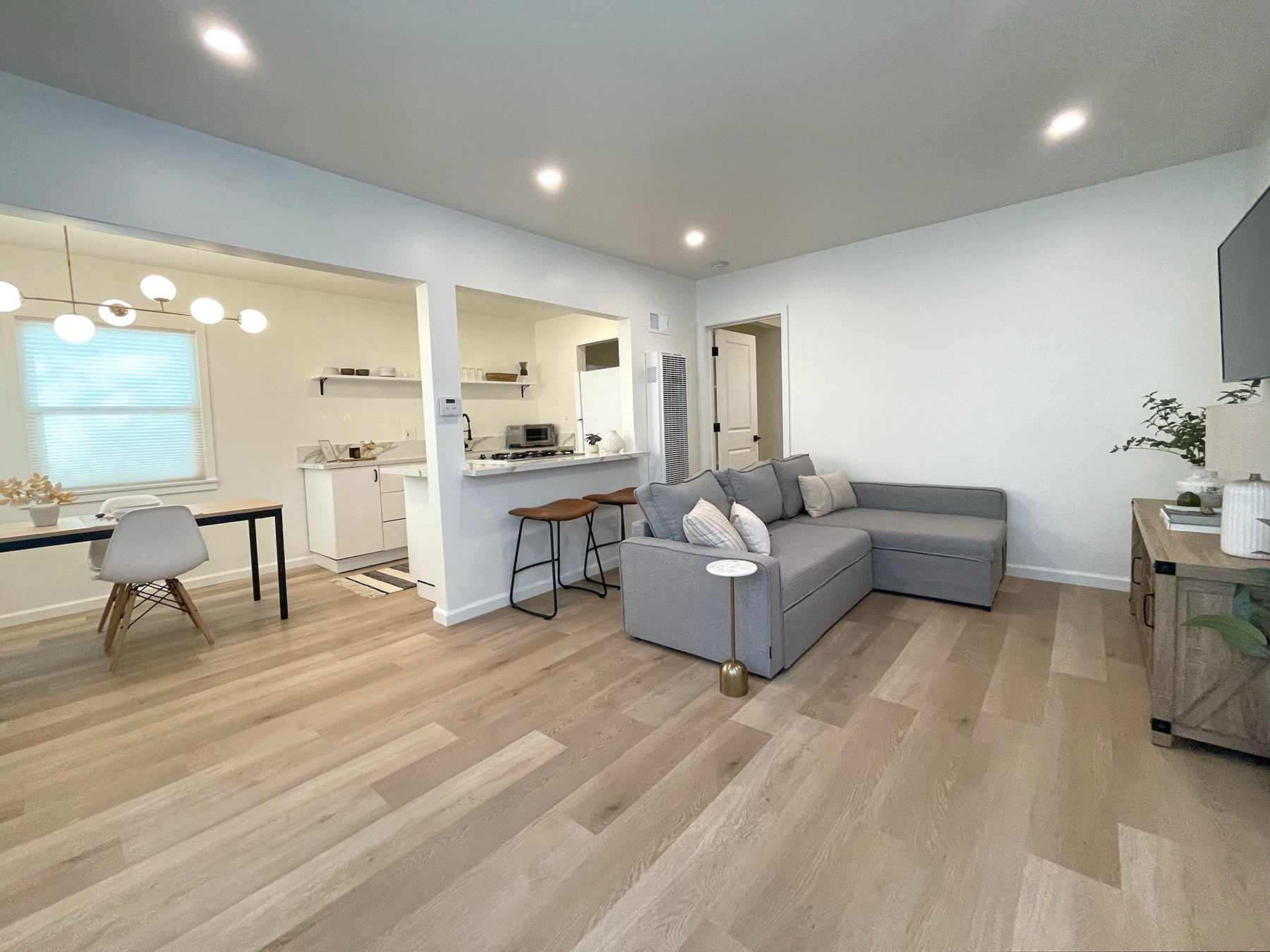 Building Photo - 813 W Beach Ave