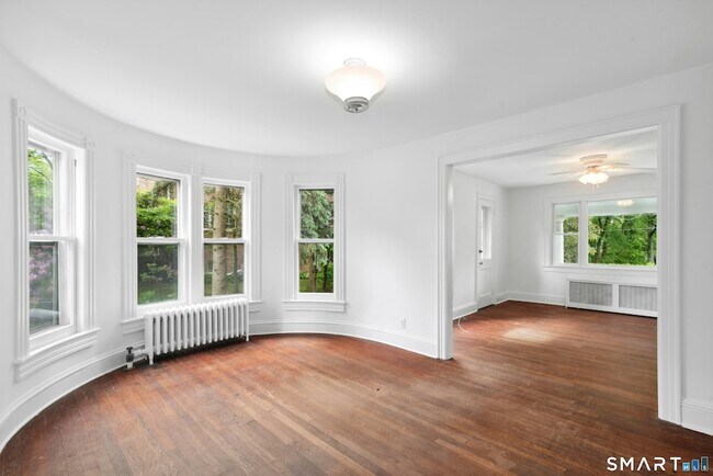 Building Photo - 290 Soundview Ave