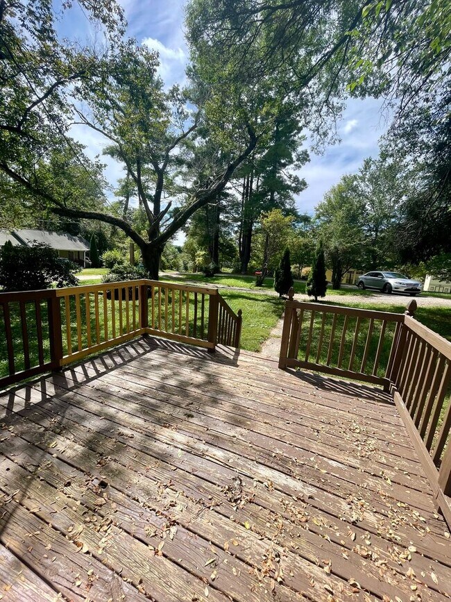 Building Photo - Spacious 2 Bed, 1 Bath Home in Arden With Bonus Sun Room, $1825