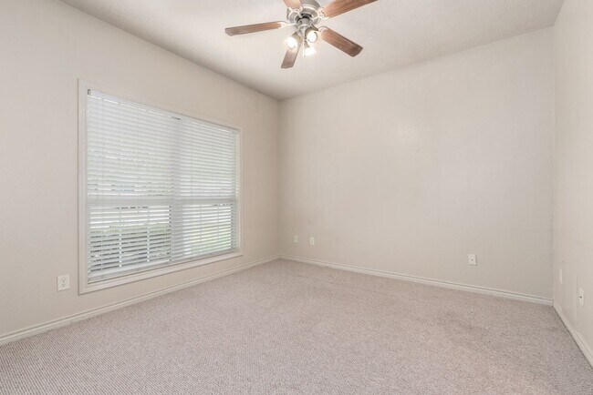 Building Photo - Available August 2026! Charming 4 Bed, 2.5...