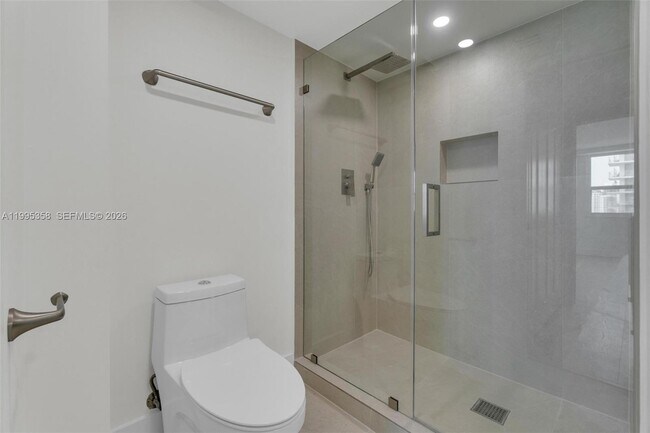 Building Photo - 1155 Brickell Bay Dr