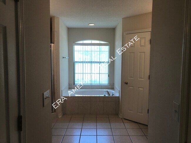Building Photo - 2642 Hidden Creek Dr