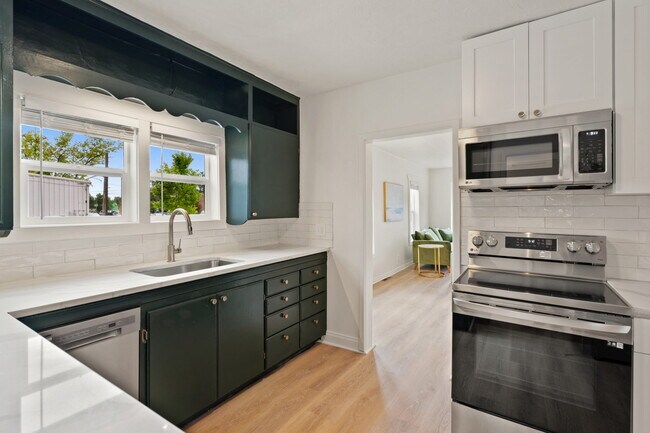 Building Photo - 123 2nd St SE