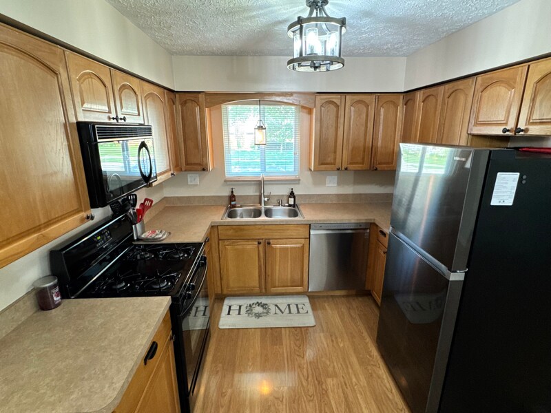 Building Photo - 28227 Gladstone St