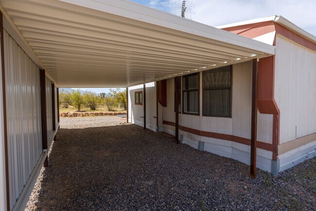 Building Photo - Home in Desert Springs