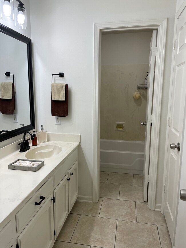 Master bathroom - 12447 Coursey Blvd