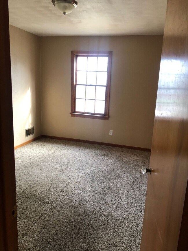 Building Photo - nice 2 bedroom house ready for move in ASAP.