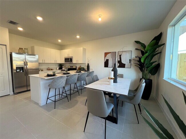 Building Photo - 651 SE 14th Ct