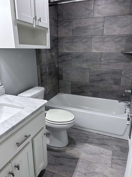 Building Photo - 8913 SW 42nd St