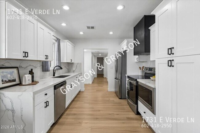 Building Photo - Beautiful Brick Home in Phoenix