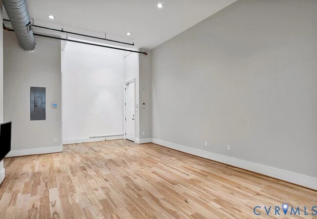 Building Photo - 105 E Broad St